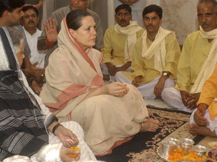 अगस्त 2003 में जन्माष्टमी के अवसर पर बिड़ला मंदिर में दिल्ली की मुख्यमंत्री शीला दीक्षित के साथ भगवान कृष्ण की पूजा करती सोनिया गांधी.