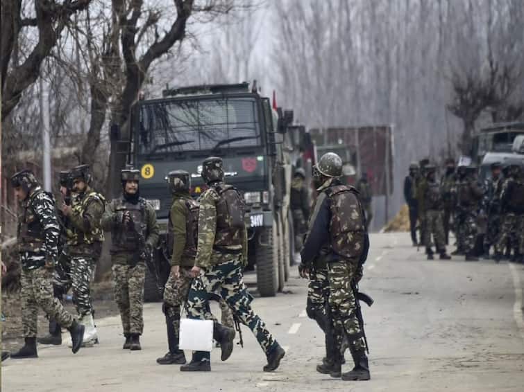Terrorists target Army vehicle in Jammu and Kashmir's Poonch encounter underway Marathi news Jammu and Kashmir : जम्मू काश्मीरमध्ये भारतीय जवानांच्या ताफ्यावर दहशतवाद्यांचा हल्ला