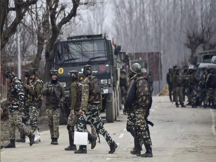 Terrorists target Army vehicle in Jammu and Kashmir's Poonch encounter underway Marathi news Jammu and Kashmir : जम्मू काश्मीरमध्ये भारतीय जवानांच्या ताफ्यावर दहशतवाद्यांचा हल्ला