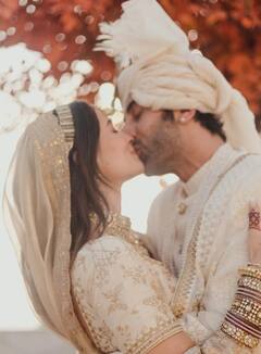 ऋतिक-सबा से लेकर दीपिका-रणवीर तक, खुल्लम खुल्ला प्यार जताते हैं बॉलीवुड के ये कपल्स, सरेआम हुए रोमांटिक