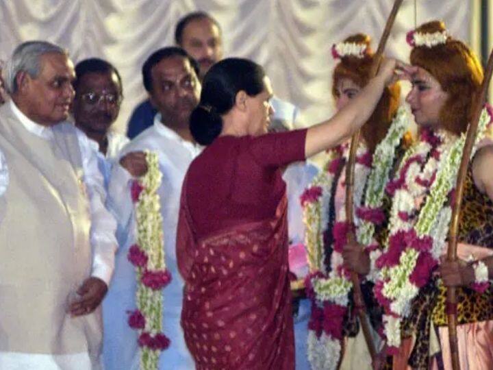 अक्टूबर 2002 में सोनिया गांधी ने नई दिल्ली में दशहरा उत्सव के दौरान भगवान राम की पूजा अर्चना करती सोनिया गांधी. इस दौरान तत्कालीन प्रधानमंत्री अटल बिहारी वाजपेयी भी मौजूद थे.