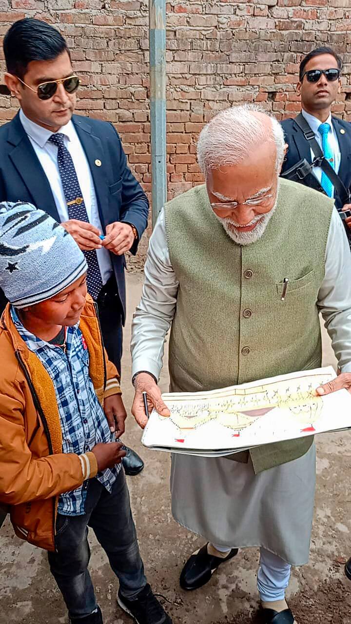 उन्होंने कहा कि आज भव्य राम मंदिर बनकर सबके सामने है. सोने पर सुहागा यह है कि आज माता जीजाबाई की भी जयंती है, जिन्होंने छत्रपति शिवाजी के रूप में एक महामानव को जन्म दिया था.