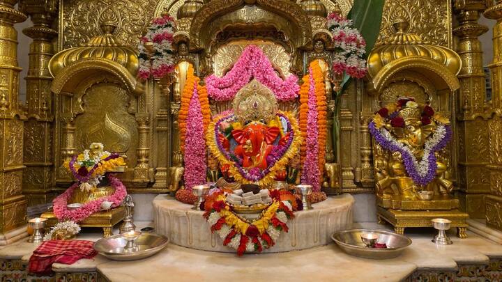 মুম্বইয়ের বিখ্যাত সিদ্ধি বিনায়ক মন্দিরের দরজাগুলো সোনা দিয়ে প্রলেপ দেওয়া হয়েছে। দরজাগুলোয় সোনার পাতা দিয়ে সাজানো হয়েছে। গর্ভগৃহটিও সোনা দিয়ে মুড়িয়ে দেওয়া হয়েছে। এছাড়া মন্দিরের ভিতরের দেয়ালে খাঁটি সোনার কাজ করা হয়েছে। ছবি সূত্র: PTI, এবিপি লাইভ,মন্দিরের ওয়েবসাইট এবং X হ্যান্ডেল। তথ্যসূত্র: এবিপি লাইভ