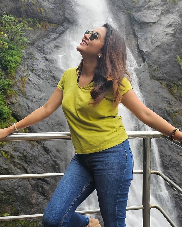 இவர் தற்போது, கேரளா மாநிலத்தில் உள்ள பழ அருவியில் எடுக்கப்பட்ட புகைப்படங்களை பகிர்ந்துள்ளார்.