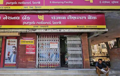 ਇਸ ਦੌਰਾਨ, SBI ਦੀ ਵਿਸ਼ੇਸ਼ FD 400 ਦਿਨਾਂ ਦੀ ਸਮਾਂ ਸੀਮਾ ਵਿੱਚ 7.10 ਪ੍ਰਤੀਸ਼ਤ ਸਾਲਾਨਾ ਦੀ ਦਰ ਨਾਲ ਪੇਸ਼ ਕੀਤੀ ਜਾ ਰਹੀ ਹੈ। ਬੈਂਕ ਦੁਆਰਾ ਇਸ FD ਪੇਸ਼ਕਸ਼ ਨੂੰ 31 ਮਾਰਚ, 2024 ਤੱਕ ਵਧਾ ਦਿੱਤਾ ਗਿਆ ਹੈ। ਮਾਹਿਰ ਬੈਂਕਾਂ ਵੱਲੋਂ ਦਿੱਤੀਆਂ ਜਾਂਦੀਆਂ ਉੱਚੀਆਂ ਵਿਆਜ ਦਰਾਂ 'ਤੇ ਨਿਵੇਸ਼ ਕਰਨ ਦੀ ਸਲਾਹ ਦੇ ਰਹੇ ਹਨ।