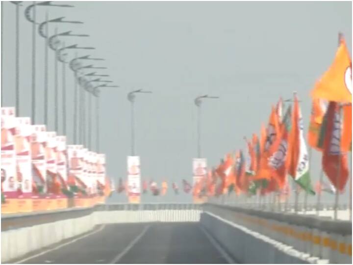 पुल के उद्घाटन को लेकर तैयारियां पूरी हो गई हैं और ब्रिज सत्तारूढ़ पार्टी के झंडों और बैनर से पटा हुआ है.