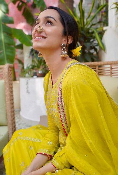 ਪਿਛਲੇ ਦਿਨੀਂ ਬਾਲੀਵੁੱਡ ਅਦਾਕਾਰਾ ਸ਼ਰਧਾ ਕਪੂਰ ਨੇ ਸੋਸ਼ਲ ਮੀਡੀਆ 'ਤੇ ਆਪਣੀਆਂ ਕੁਝ ਤਸਵੀਰਾਂ ਸ਼ੇਅਰ ਕੀਤੀਆਂ ਹਨ। ਜਿਸ 'ਚ ਅਦਾਕਾਰਾ ਬੇਹੱਦ ਖੂਬਸੂਰਤ ਲੱਗ ਰਹੀ ਹੈ।