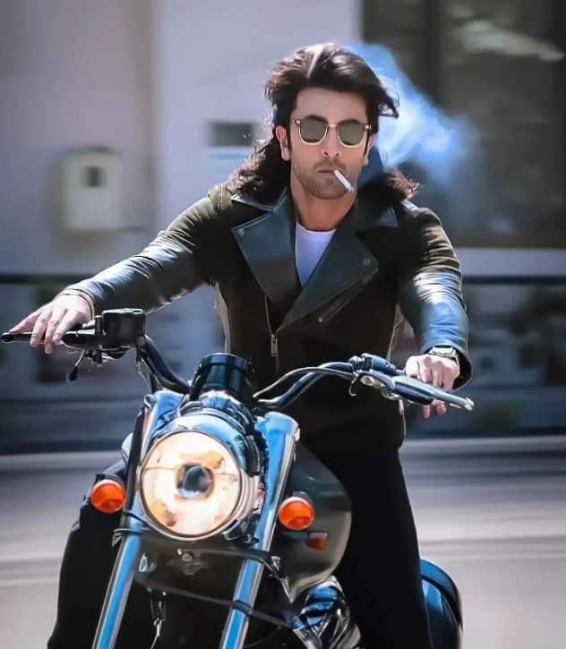 वहीं रणबीर कपूर को भी अपनी प्राइवेसी ज्यादा पसंद है, जिस वजह से वह सोशल मीडिया पर नहीं हैं. हांलाकि, कई बार ये चर्चा हुई है कि एनिमल एक्टर ने इंस्टाग्राम पर अपना एक फेक अकाउंट बना रखा है, जिसके जरिए वह सभी को स्टॉक करते हैं.