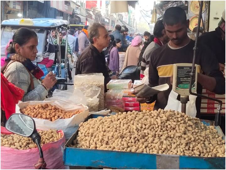 पिछले वर्ष बाजार में मूंगफली का रेट करीब सौ रुपए प्रति किलोग्राम था लेकिन इस बार मूंगफली के रेट में वृद्धि देखी जा रही है.