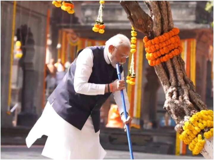 पीएम मोदी ने शुक्रवार सुबह को नासिक के श्री कालाराम मंदिर का दर्शन किया. उन्होंने कहा कि दैवीय माहौल में आकर वह खुद को बेहद भाग्यशाली महसूस कर रहे हैं.