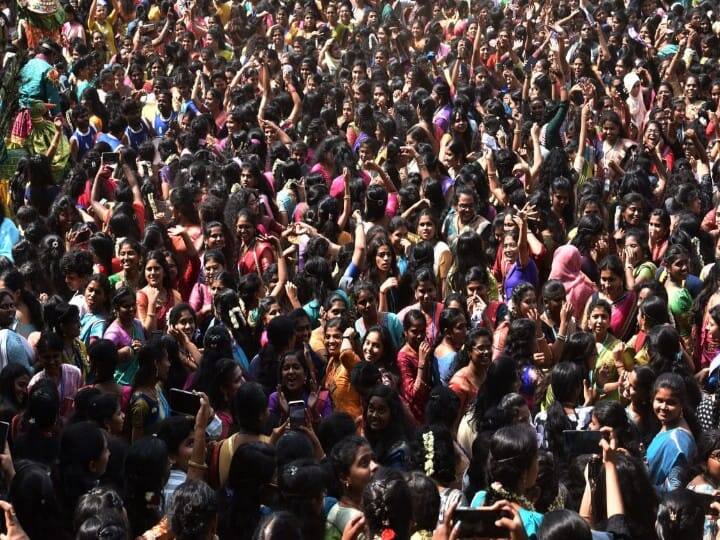 கூட்டமாக பொங்கல் பண்டிகையை கொண்டாடிய மாணவிகள்