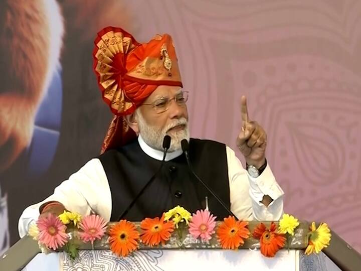 आज आपण महाराष्ट्राच्या वीर भूमीवर आहोत. या भूमीत महात्मा फुले, सावित्रीबाई फुले यांनी सामाजिक शिक्षणाची दारं उघडली. या सर्व महानव्यक्तांनी देशासाठी आयुष्य वेचलं. हे सर्व जगले ते फक्त देशासाठी, स्वप्न बघितलं ते देशासाठी, संकल्प केले ते सुद्धा देशासाठी. या सर्वांनी देशाला नवी दिशा दिली.