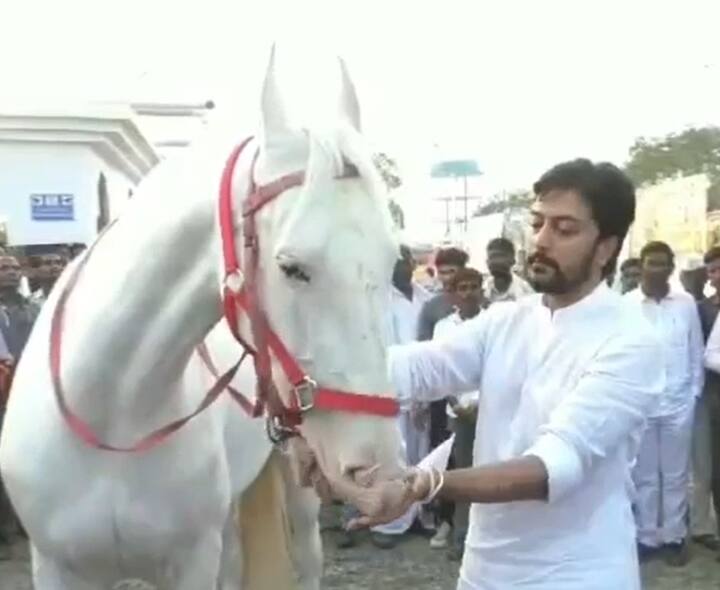 दरवर्षी घोड्यांच्या खरेदी विक्रीतून कोट्यावधी रुपयांची उलाढाल या यात्रेत होते..