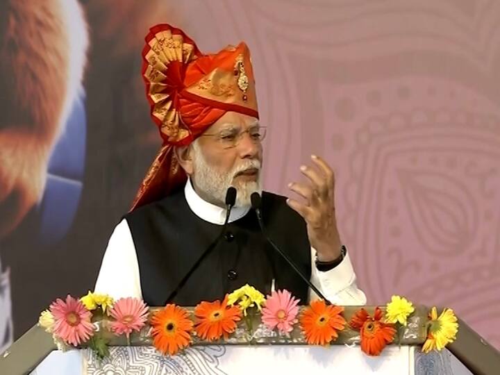 माझं भाग्य आहे की स्वामी विवेकानंदांच्या जयंतीला मी आज नाशिकमध्ये आहे. मी सर्वांना युवा दिनाच्या शुभेच्छा देतो. आज राजमाता जिजाऊ माँ साहेबांचीही जयंती आहे. राजमाता जिजाऊ माँसाहेब यांच्या जयंतीनिमित्त त्यांना वंदन करण्यासाठी मला महाराष्ट्राच्या वीरभूमीत येण्याची संधी मिळाली, याचा मला अतिशय आनंद आहे. मी त्यांना कोटी कोटी वंदन करतो.