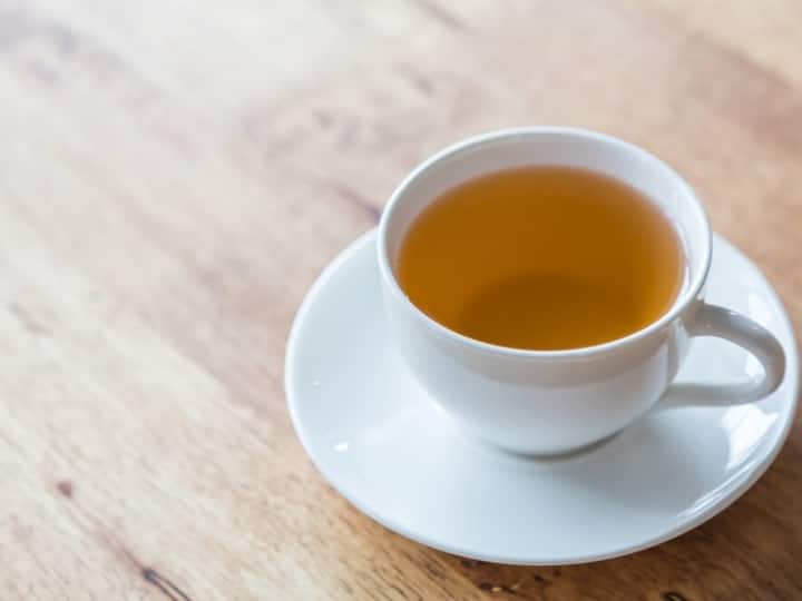 लेकिन जब अंग्रेज़ों ने चाय पीना जानकारी के मुताबिक शुरूआती समय में चाय के कप में भी हैंडल नहीं होता था. पहले चाय भी गिलास की तरह बने मिट्टी के छोटे बर्तनों में पिया जाता था.शुरू किया, तो वे चाहते थे कि उनकी चाय गरमागरम परोसी जाए. लेकिन चाय के कटोरे इतने गर्म थे कि उन्हें पकड़ना मुश्किल होता था. इसलिए वे तश्तरियों का उपयोग करना शुरू कर दिए थे. जिसके बाद अंग्रेजों ने चाय पीने से पहले उसको ठंडा करने के लिए तश्तरी में डालते थे.