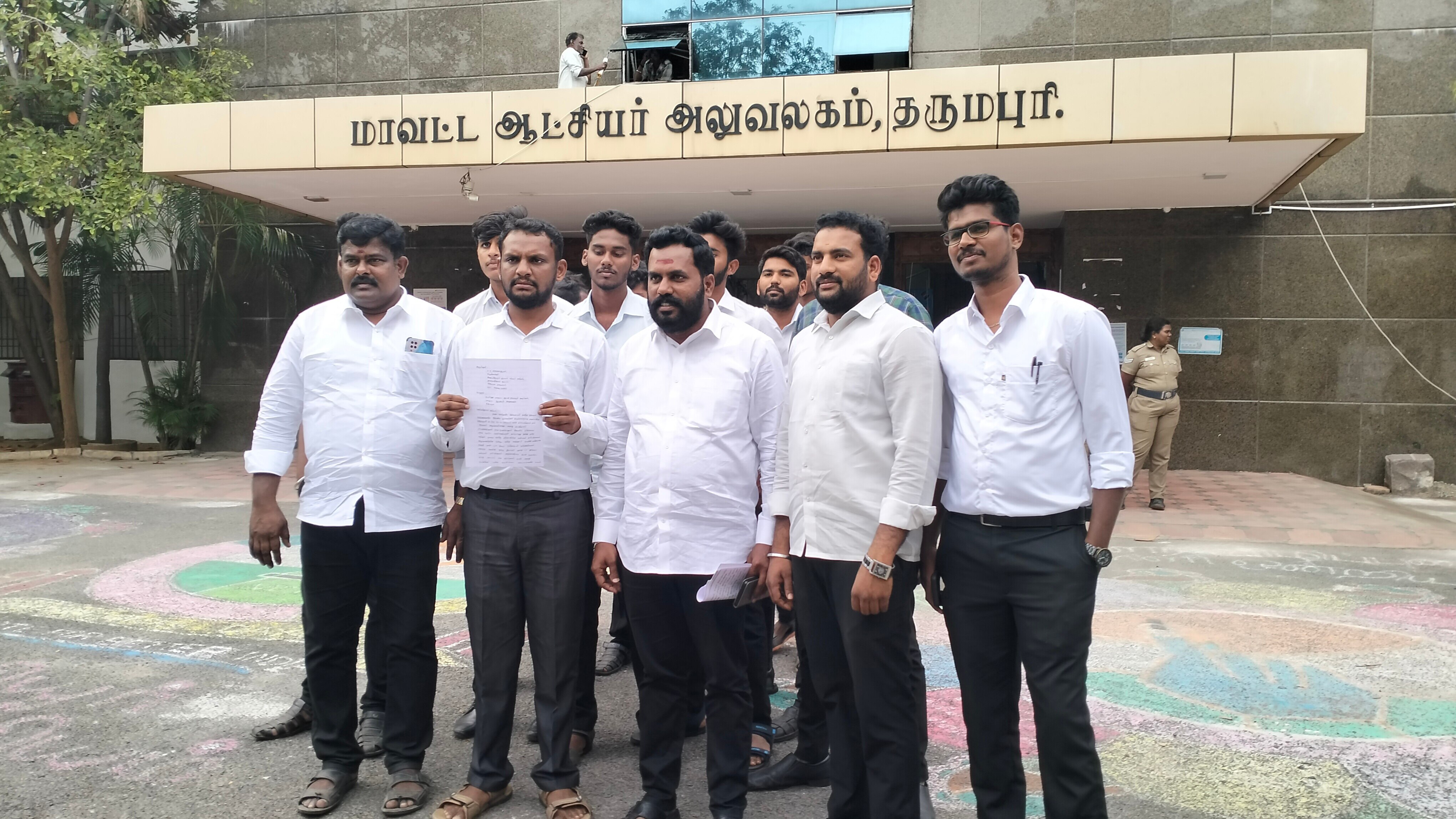 Dharmapuri: வன்கொடுமை தடுப்புச் சட்டத்தில் வழிவகுக்கும் நோக்கில் வழக்கு பதிவு - வழக்கறிஞர்கள் ஆட்சியரிடம் புகார்