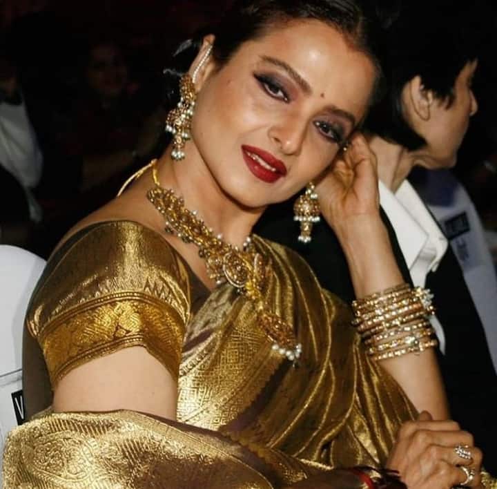 इस लिस्ट में पहला नाम बॉलीवुड की एवरग्रीन अदाकार रेखा का आता है. रेखा को अपनी निजी जिंदगी को पब्लिक करना पसंद नहीं है, इसलिए वह किसी भी सोशल मीडिया प्लेटफॉर्म पर एक्टिव नहीं हैं.