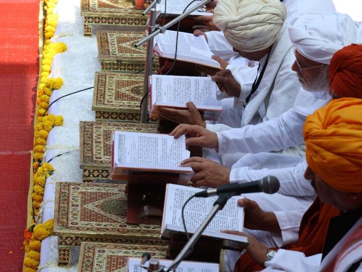 प्रधानमंत्री ने इस दौरान महाकाव्य रामायण की कथा सुनी. उन्होंने विशेष रूप से 'लंका कांड' वाला खंड सुना जिसमें भगवान राम की अयोध्या वापसी का गान है. रामायण को मराठी में प्रस्तुत किया गया और मोदी ने एआई अनुवाद के माध्यम से हिंदी संस्करण को सुना.