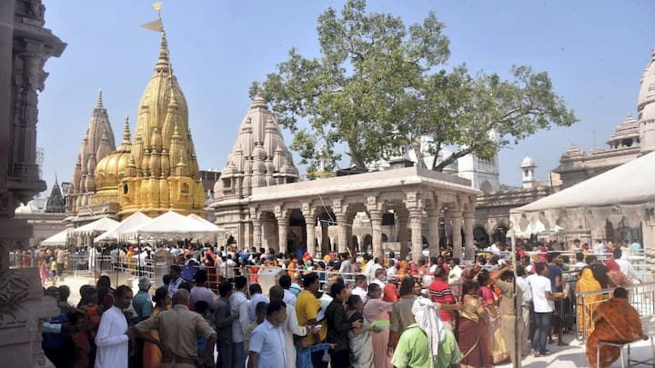 উত্তরপ্রদেশের বারাণসীতে অবস্থিত কাশী বিশ্বনাথ মন্দিরটি ১৭৮০ সালে রানি অহল্যাবাই হোলকার তৈরি করেছিলেন। পঞ্জাবের মহারাজা রঞ্জিত সিং দুটি চূড়া সোনা দিয়ে মুড়িয়ে দিয়েছিলেন। তারপরে উত্তরপ্রদেশ সরকারের ধর্ম ও সংস্কৃতি মন্ত্রক দ্বারা তৃতীয় শিখরটি সোনা দিয়ে ঢেকে দেওয়া হয়। এই মন্দির নির্মাণে মোট ১৫০০ কেজি সোনা ব্যবহার করা হয়েছে।