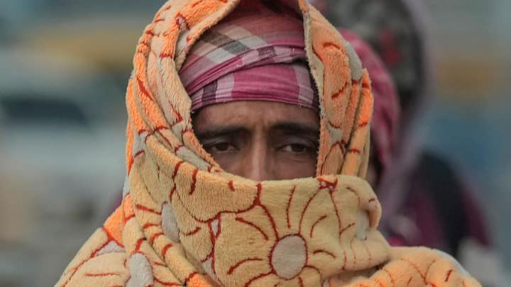 হাওয়া অফিস জানিয়েছে, কলকাতায় উত্তুরে হাওয়ার দাপট বাড়বে। পারদ ক্রমশ নামবে।