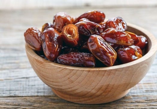 Dates Benefits: શિયાળાની ઋતુ આપણી લાઈફસ્ટાઈલમાં ઘણા બદલાવ લાવે છે. આ સિઝનમાં સ્વાસ્થ્યનું ધ્યાન રાખવું ખૂબ જ જરૂરી છે. તાપમાનમાં ઘટાડો થવાને કારણે ઠંડી સતત વધી રહી છે, જેની સીધી અસર આપણા સ્વાસ્થ્ય પર પડી રહી છે. આવી સ્થિતિમાં, તમારી જાતને ઠંડીથી બચાવવા માટે યોગ્ય કપડાંની સાથે તમારા આહારનું યોગ્ય ધ્યાન રાખવું જરૂરી છે. આ જ કારણ છે કે આ ઋતુમાં લોકો અવારનવાર પોતાના આહારમાં આવા ખોરાકનો સમાવેશ કરે છે, જે તમને ન માત્ર સ્વસ્થ બનાવે છે પરંતુ શરદીથી પણ બચાવે છે. ખજૂર આમાંથી એક છે, જેને ખાસ કરીને શિયાળામાં ખાવાની ભલામણ કરવામાં આવે છે.