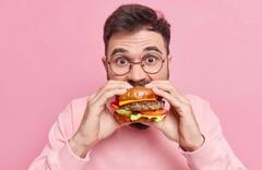 बार-बार लगती है भूख और हर वक्त कुछ खाने का करता रहता है मन, तो ऐसे कंट्रोल करें फूड क्रेविंग