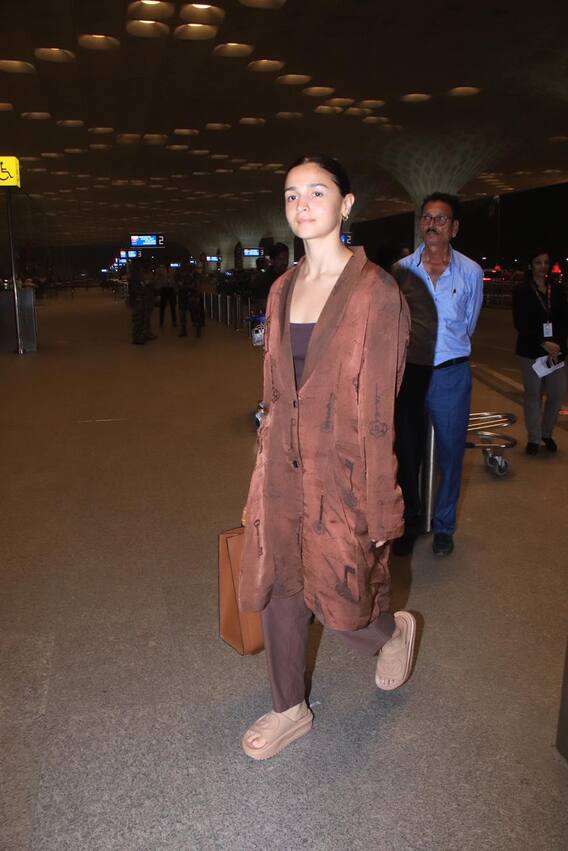 आलिया भट्ट एअरपोर्ट स्पॉट!