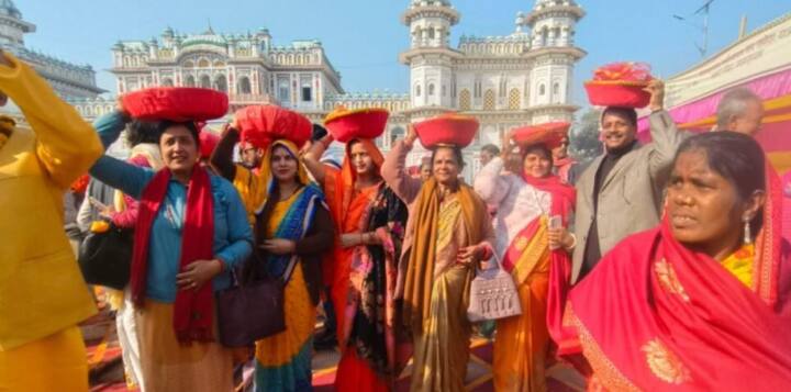 నేపాల్ వాసులూ అయోధ్య ఉత్సవంపై ఆనందం వ్యక్తం చేస్తున్నారు. పైగా సీతమ్మవారు నేపాల్‌లోనే పుట్టారని విశ్వసిస్తారు. అందుకే అక్కడి ప్రజలు ఈ ఉత్సవానికి దాదాపు 1,100 బుట్టలు కానుకగా అందించి భక్తి చాటుకున్నారు.