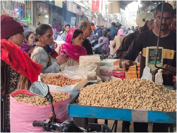 Gurugram Lohri 2024: दिल्ली से सटे साइबर सिटी गुरुग्राम के सदर बाजार में लोहड़ी के अवसर पर लोगों की खासी भीड़ दिखाई दे रही है. य़हां के सदर बाजार के दुकान खरीदारों से गुलजार हैं.
