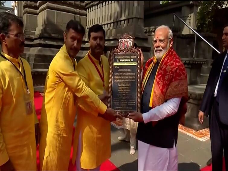 PM Narendra Modi Nashik visit Maharashtra Kalaram Mandir Temple Darshan Maharashtra Marathi news PM Narendra Modi Nashik Visit : पंतप्रधान मोदींच्या हस्ते काळाराम मंदिरात महापूजा; येवल्याच्या पैठणीचा शेला देत मोदींचे स्वागत