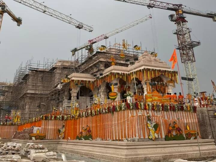 పట్నాకి చెందిన మహావీర్ టెంపుల్ ట్రస్ట్ అయోధ్య రాముడి కోసం బంగారు విల్లు, బాణం తయారు చేయించింది. వీటిని కానుకగా అందజేయనుంది. అంతే కాదు. ఆలయ నిర్మాణం కోసం రూ.10 కోట్లు విరాళంగా ఇచ్చింది.