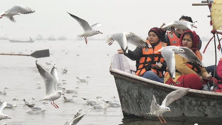 হাওয়া অফিস জানিয়েছে, শীতের (Winter in West Bengal) প্রথম স্পেল বেশ লম্বা ছিল। তারপর শীত উধাও হয়ে যায়। ঘূর্ণাবর্তের কারণে পিছু হঠে শীত। তবে এবার পট পরিবর্তন।