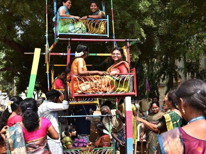 மதுரை எல்.டி.சி., கல்லூரியில் ராட்டினத்தில் சுற்றிய கலந்துகொண்ட மாணவிகள்.