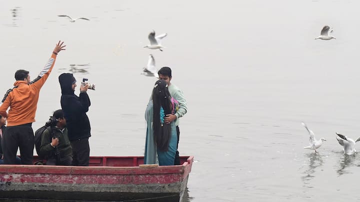 অন্যদিকে উত্তরবঙ্গে (North Bengal Weather) ঘন কুয়াশার সতর্কতা রয়েছে।হালকা থেকে মাঝারি কুয়াশা থাকবে দার্জিলিং (Darjeeling Weather) ও কালিম্পংয়ে। মাঝারি থেকে ঘন কুয়াশার দাপট দেখা যাবে আলিপুরদুয়ার, কোচবিহার ও জলপাইগুড়ি জেলাতেও।