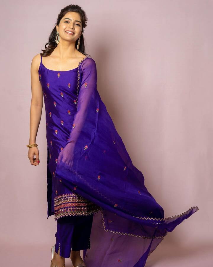 ప్రదీప్ సరసన ' 30 రోజుల్లో ప్రేమించడం ఎలా' అనే సినిమాలో నటించింది. ఆతర్వాత ఎనర్జిటిక్ స్టార్ రామ్ తో 'రెడ్' మూవీలో ఛాన్స్ దక్కించుకుంది.