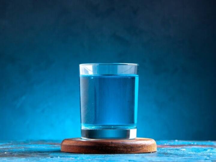 जानकारी के मुताबिक शुरूआत से ही लोग पेय पदार्थ को छोटे बर्तनों के जरिए पीते थे. जिसके बाद धीरे-धीरे अलग-अलग पेय पदार्थ के लिए अलग-अलग गिलास का उपयोग किया जाता है. जैसे पानी पीने के सिंपल गिलास होता है.