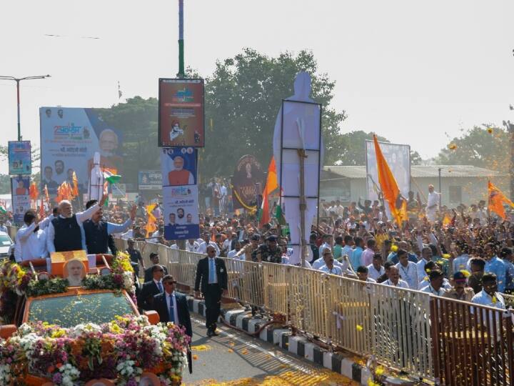 महाराष्ट्र के दौरे पर आए प्रधानमंत्री ने नासिक के पंचवटी क्षेत्र में गोदावरी नदी के किनारे स्थित मंदिर में दर्शन करने से पहले रोड शो भी किया. कालाराम मंदिर के न्यासी वकील अनिकेत निकम और धनंजय पुजारी ने प्रधानमंत्री का स्वागत किया. इस बीच सड़क के दोनों ओर लोगों ने 'जय श्री राम' के नारे लगाए.