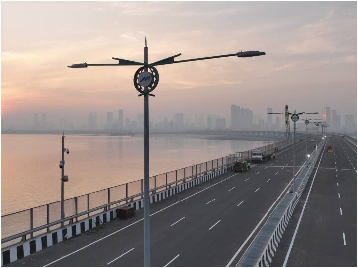 ब्रिज को इस अनुसार बनाया गया है कि यह भूकंप के तेज झटकों और समुद्र की तेज लहरों को झेल सकता है.