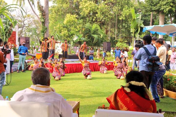 As Friday was the last working day before Pongal, all politicians, education intuitions and offices among others celebrated Pongal. Puduchery Lt Governor also celebrated Pongal in Raj Nivas (Twitter/@LGov_Puducherry)