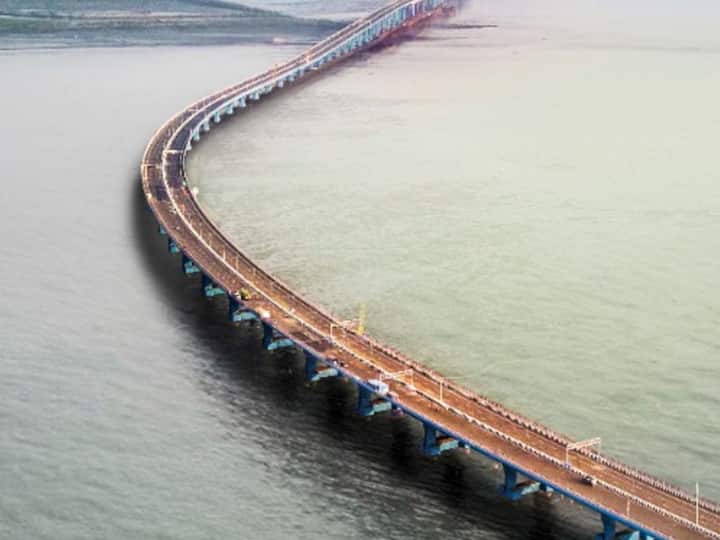 Atal Setu: प्रधानमंत्री नरेंद्र मोदी बहुप्रतीक्षित अटल सेतु का उद्घाटन करेंगे, जो लगभग 17,840 करोड़ रुपये की लागत से बना है. अटल सेतु भारत का सबसे लंबा पुल है और देश का सबसे लंबा समुद्री पुल भी है.