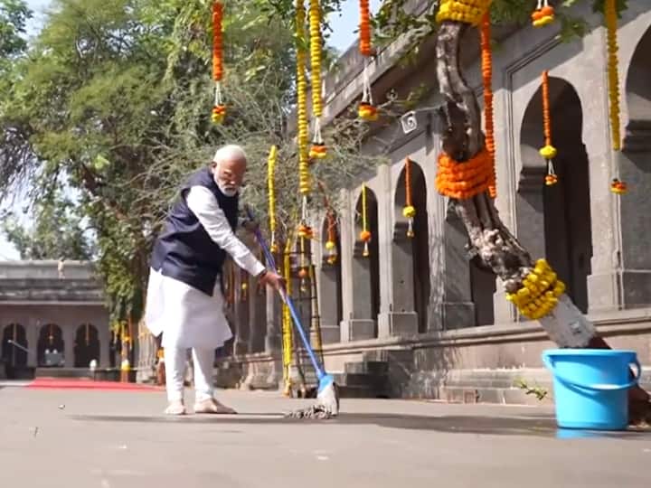 Maharashtra: कालाराम मंदिर में पीएम मोदी ने की साफ-सफाई, बाल्टी में पानी भरकर पोछा लगाया, देखें तस्वीरें