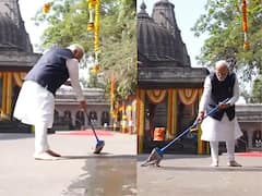 ఆలయ ప్రాంగణంలో స్వచ్ఛ అభియాన్, స్వయంగా శుద్ధి చేసిన ప్రధాని మోదీ