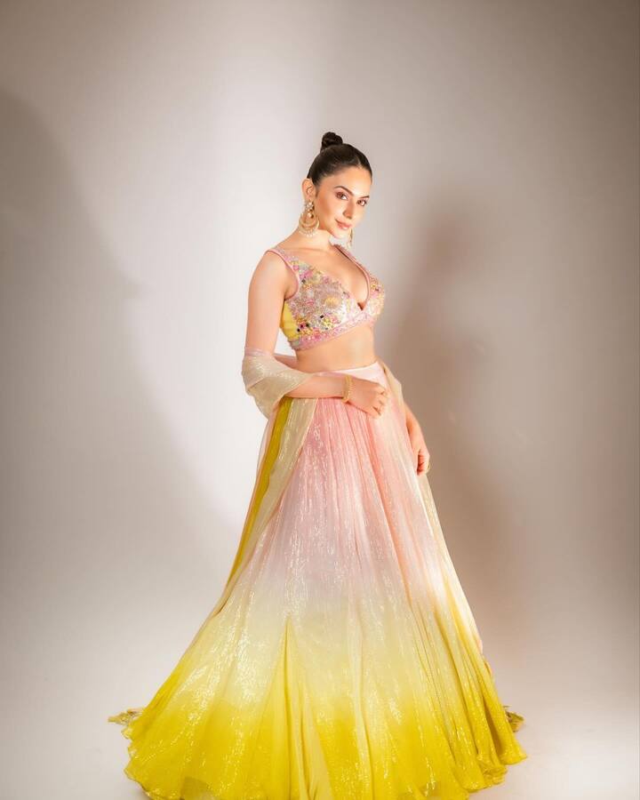 With her impeccable style sense and charisma, Rakul is able to steal the show.