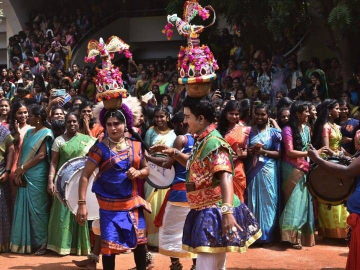 கல்லூரி பொங்கல்விழாவில் கரகமாடிய கரகாட்ட கலைஞர்கள்.