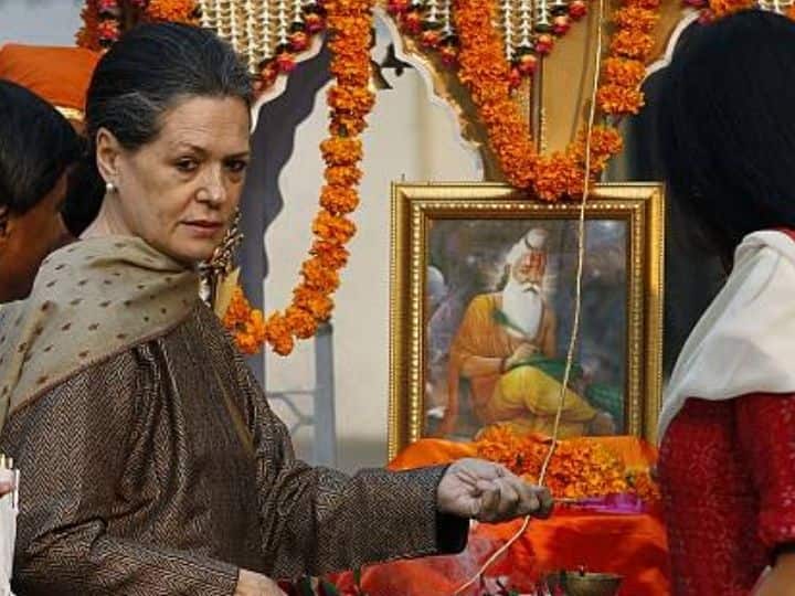 महर्षि वाल्मिकी जयंती के अवसर पर 'शोभा यात्रा' के दौरान पूजा अर्चना करती सोनिया गांधी.