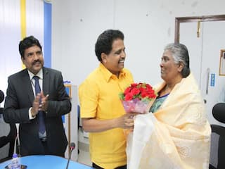 அரசுப் பள்ளிக்கு ஒன்றரை ஏக்கர் நிலத்தை வழங்கிய பெண்! - சால்வை அணிவித்து பாராட்டு தெரிவித்த மதுரை எம்.பி