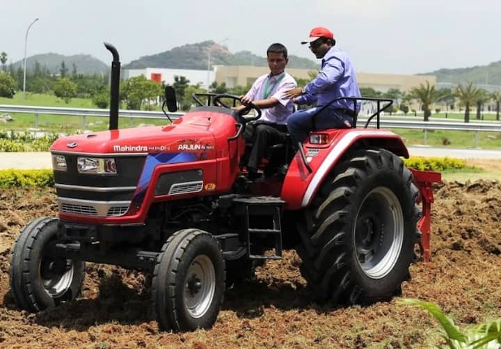 PM Kisan Tractor Yojana News Modi Government is giving subsidies to farmers under PM kisan tractor yojana know fact about  'पीएम किसान ट्रॅक्टर योजने' अंतर्गत शेतकऱ्यांना ट्रॅक्टर खरेदीवर सूट मिळते का? खरं काय खोटं काय? 