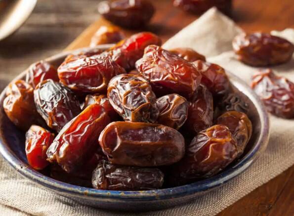 શિયાળામાં પાચન સંબંધી સમસ્યાઓ ઘણી વાર મુશ્કેલીનું કારણ બની જાય છે. આવી સ્થિતિમાં ખજૂરમાં હાજર ઉચ્ચ ફાઇબરનું પ્રમાણ પાચન સ્વાસ્થ્યને વધારે છે અને કબજિયાતથી રાહત આપે છે. તે નિયમિત આંતરડાની ગતિમાં પણ મદદ કરે છે.