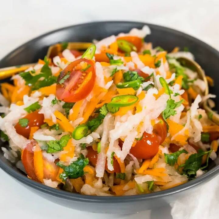 ਮੂਲੀ ਕੈਲਸ਼ੀਅਮ ਨਾਲ ਭਰਪੂਰ ਹੁੰਦੀ ਹੈ। ਇਸ ਦਾ ਸੇਵਨ ਕਰਨ ਨਾਲ ਹੱਡੀਆਂ ਨੂੰ ਮਜ਼ਬੂਤੀ ਮਿਲਦੀ ਹੈ। ਨਾਲ ਹੀ ਮੂਲੀ ਦਾ ਸੇਵਨ ਭੁੱਖ ਵਧਾਉਣ ਵਿਚ ਵੀ ਲਾਭਦਾਇਕ ਹੈ। ਜੇਕਰ ਤੁਹਾਨੂੰ ਭੁੱਖ ਘੱਟ ਲੱਗਦੀ ਹੈ ਤਾਂ ਤੁਸੀਂ ਮੂਲੀ ਨੂੰ ਆਪਣੀ ਡਾਈਟ 'ਚ ਸ਼ਾਮਲ ਕਰ ਸਕਦੇ ਹੋ