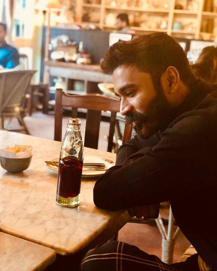 धनुष साउथ सिनेमा के हाईएस्ट पेड एक्टर्स में से एक हैं. जिनकी महीने की कमाई 1 करोड़ रुपए  के आसपास है. एक फिल्म के लिए आज एक्टर 12 से 15 करोड़ रुपए की फीस चार्ज करते हैं.